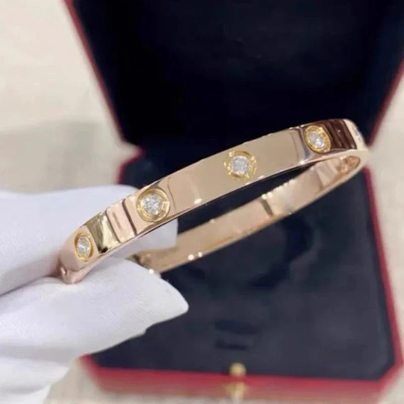 Klassisches Armband mit Perlmutt- und Zirkonia-Detail